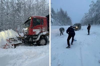 В Архангельской области водители чистят занесённую дорогу