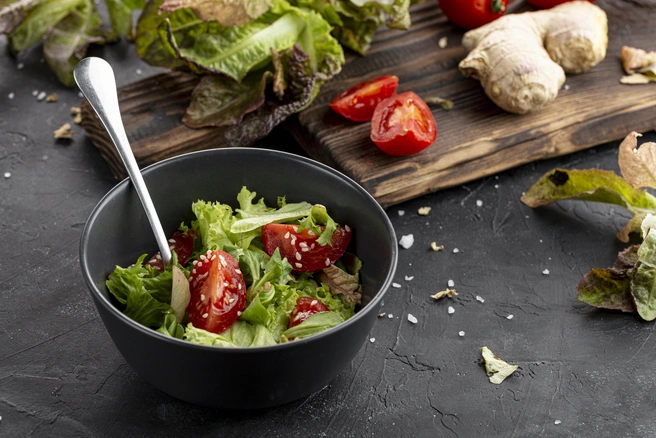 Ложка в салате — привет из СССР, от которого лучше отказаться | Источник: Ru.freepik.com