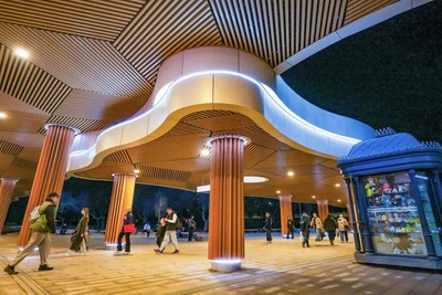 В Москве открыли вокзал с навесами «сухие ноги» на Славянском бульваре