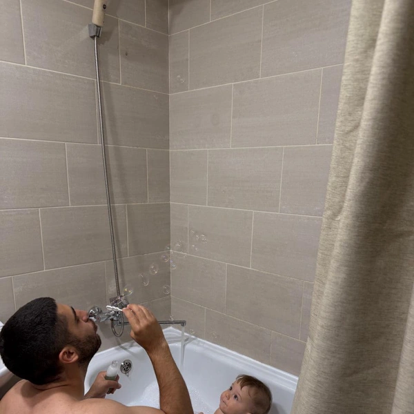 Муж Софьи Илья с первенцем Демидом | Источник: Софья Волегова