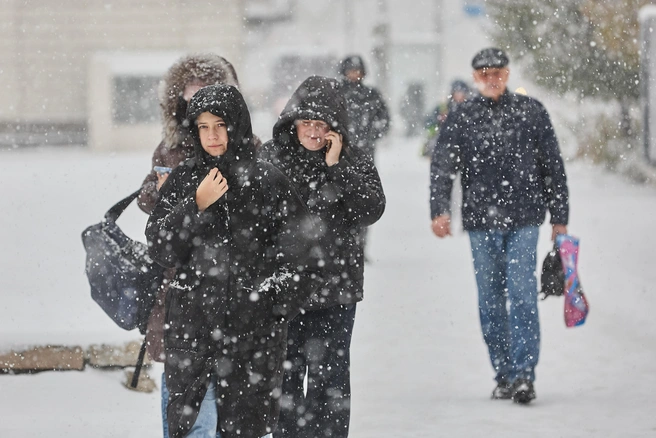 Первый с начала октября снег высыпал в городе | Источник: Александр Ощепков / NGS.RU