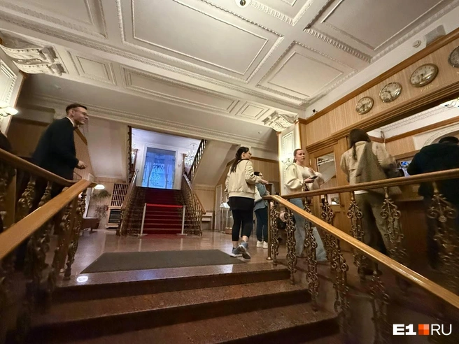 На ресепшене висят часы, которые показывают время в разных частях света | Источник: Анастасия Баранова / E1.RU