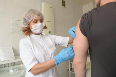 В омских клиниках возник дефицит вакцины от клещевого энцефалита