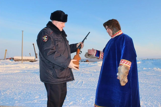 В гостях у ненцев. Синий цвет означает, что этот мужчина входит в группу охотников, которая возглавляет общину | Источник: Владимир Юрченко
