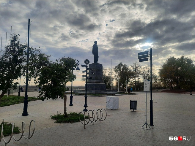 Валерий Чкалов все так же встречает всех, кто решил подойти к Уралу | Источник: Анастасия Баринова / 56.RU