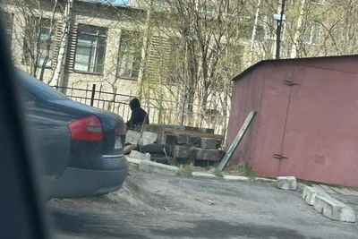 Жители Архангельска заметили подозрительного мужчину у колледжа