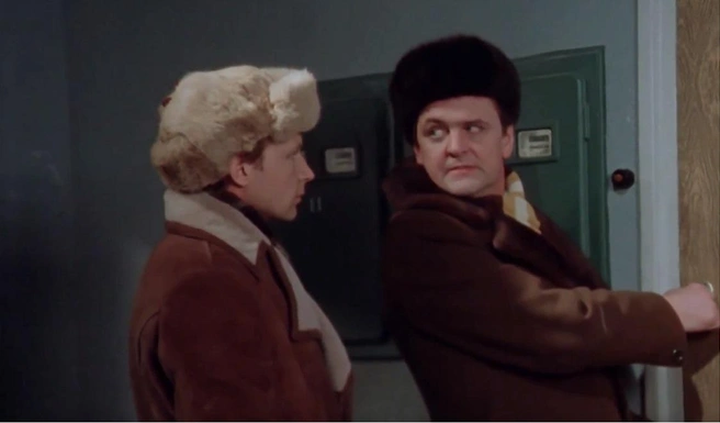 Дорогая норковая шапка проиграла меху кролика | Источник: кадр из фильма «Ирония судьбы, или С легким паром!» (6+), реж. Эльдар Рязанов, киностудия «Мосфильм», 1975 год