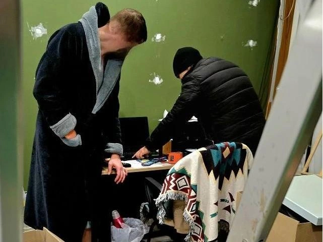 Во время обысков у фигурантов изъяли сотовые телефоны, компьютерную технику, документацию, а также ежедневники и блокноты