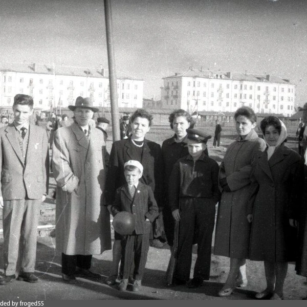 Это уже 1950-е. Омичи нарядились, чтобы пойти на демонстрацию. В руках у самого маленького воздушный шар&nbsp;— обязательный атрибут Первого мая в советские годы | Источник: Александр Козорез / Pastvu.com