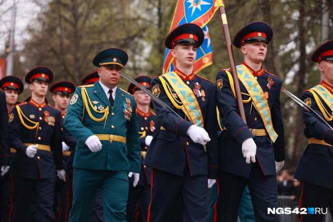 Парад техники вновь прошел по улицам города | Источник: Максим Серков / NGS42.RU