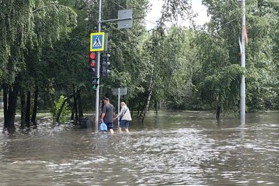 Улицу 30 лет Победы в Тюмени затопило: репортаж с места