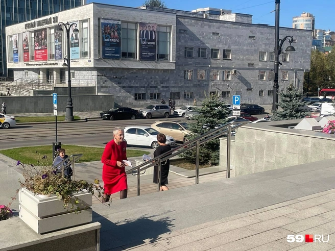 Министр здравоохранения Прикамья Анастасия Крутень пришла в красном | Источник: Екатерина Вохмянина/ 59.RU
