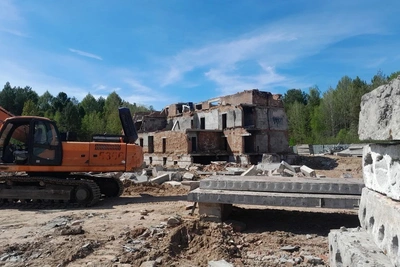 В Сургуте начался снос недостроенного морга