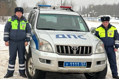 Новгородские автоинспекторы помогли водителю на трассе М-10