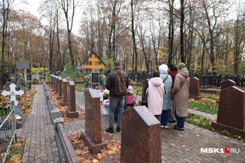 Паломники у могилы протоиерея | Источник: Татьяна Спиридонова / MSK1.RU