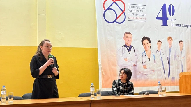 Ангелию Милащенко представила коллективу министр здравоохранения региона Татьяна Савинова | Источник: Минздрав Свердловской области