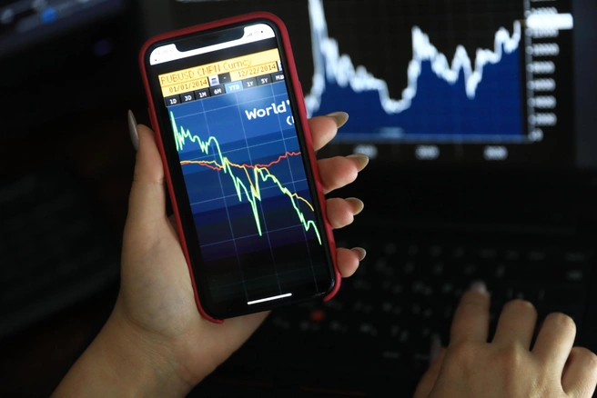 Только 27% инвесторов ориентируются на обзоры профессиональных аналитиков | Источник: Сергей Коньков / FONTANKA.RU