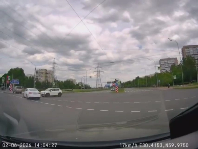 Кроссовер прилетел в бок поворачивающей легковой на Пискаревском проспекте | Источник: Мегаполис | ДТП и ЧП | Санкт-Петербург | Питер