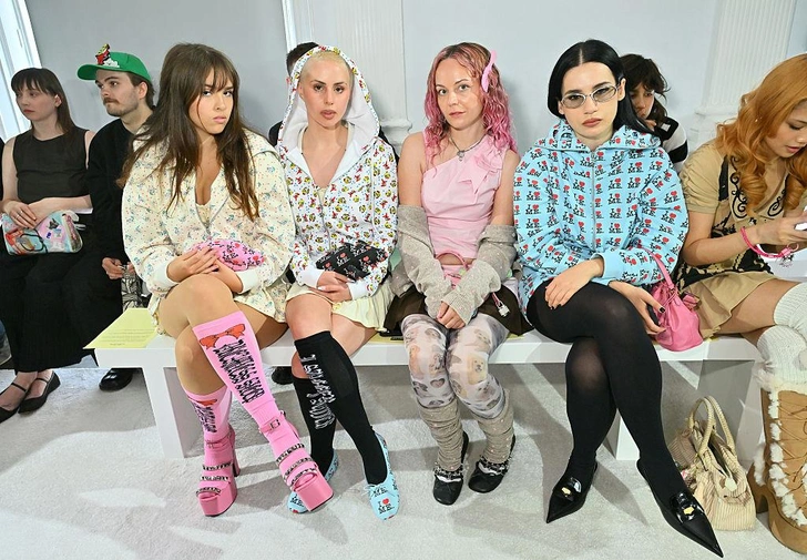 Звездная наследница унаследовала от мамы любовь к яркому стилю (Нелл первая слева)