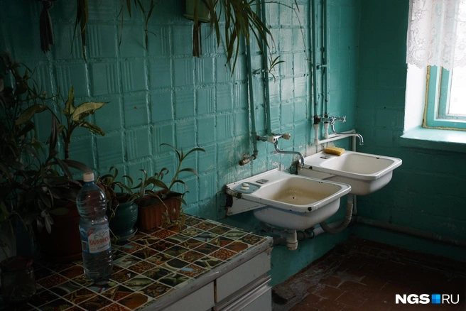 В комнатах есть кухни, но санузлы общие на этажах | Источник: Андрей Бортко / NGS.RU