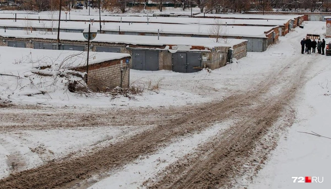 Милиционерам Игорь перечить не стал, молча выполняя всё, что они ему указывали | Источник: Ирина Шарова / 72.RU