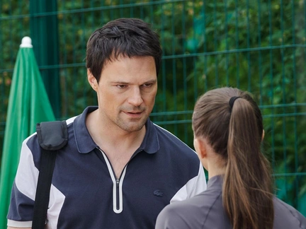 Тренер Данила Козловский и его воспитанница Полина Гухман в сериале о большом теннисе «Игра на вылет» — фото со съемок