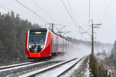 Chelyabinsk-Yekaterinburg train stuck in frost