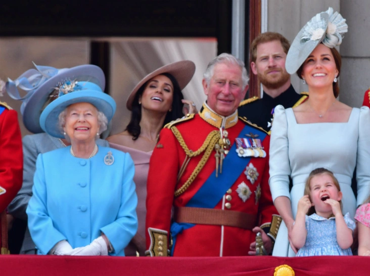 Елизавета II, Сассекские, принц Чарльз, герцогиня Кэтрин и принцесса Шарлотта на балконе Букингемского дворца, 9 июня 2018