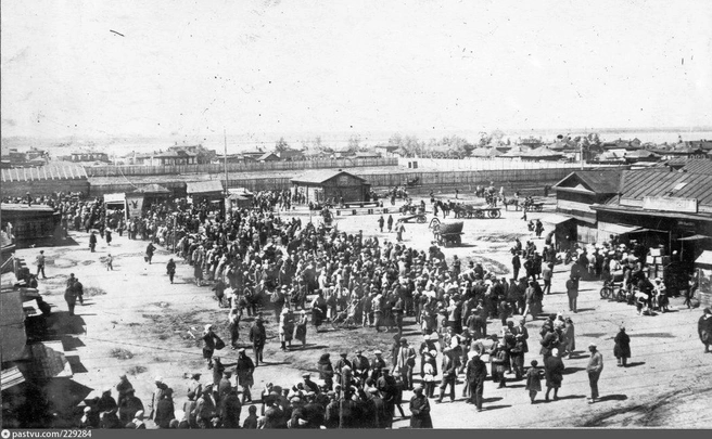 Так Ленинский рынок выглядел в 1930-х годах. Покупателей тогда было в разы больше, чем сейчас | Источник: pastvu.com