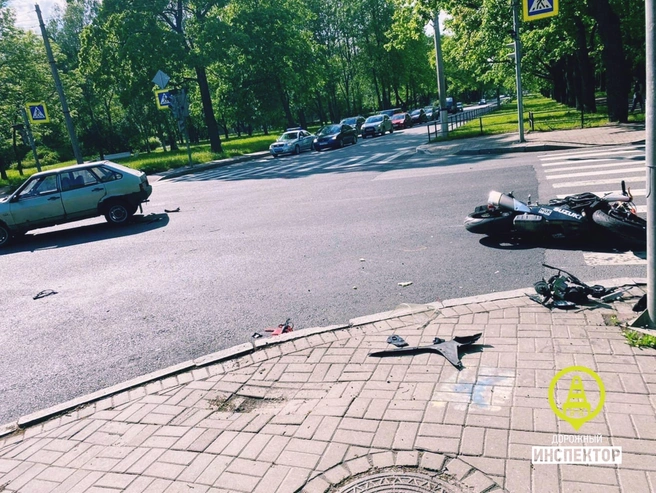 Мотоцикл крутился в воздухе после встречи с «девяткой» в Пушкине, ездоку повезло (видео, фото) | Источник: «Дорожный инспектор» / vk.com/dorinspb