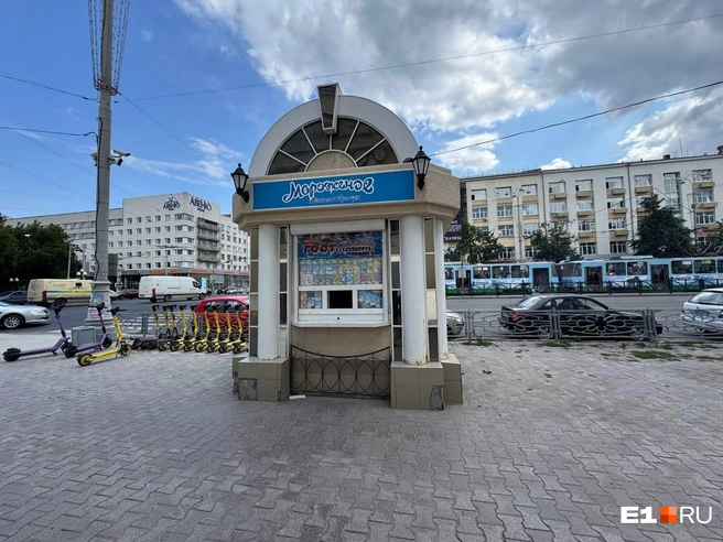 Недавно рядом с этим киоском на перекрестке Ленина&nbsp;— Карла Либкнехта снесли точку «Роспечати» | Источник: Алиса Глинских / E1.RU 