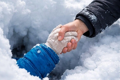 Школьник вытащил малыша из снежного завала