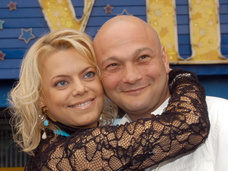 Бывший Яны Поплавской Сергей Гинзбург сияет рядом с 31-летней женой-актрисой — фото