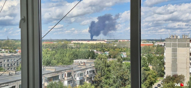Пожар хорошо виден с Северо-Запада  | Источник: читатель 74.RU