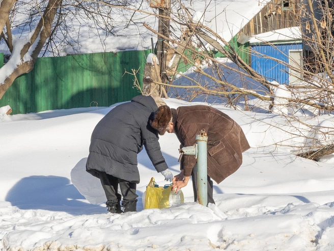 Водоснабжение обеспечивается уличной колонкой, так как водопровод есть не на всех участках. | Источник: Артем Бауман / 76.RU