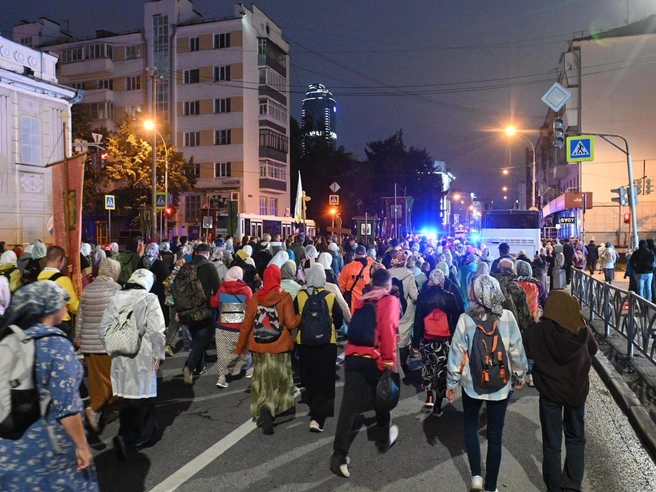Движение по маршруту крестного хода перекрыли | Источник: Дмитрий Емельянов / E1.RU 