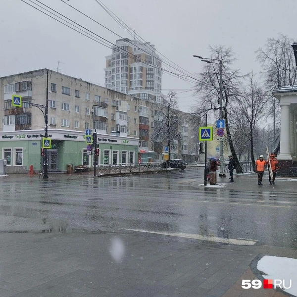 В центре снег тут же тает в лужах | Источник: Ольга Якунчева / 59.RU 