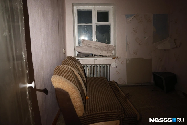Повезло, что в расселенной квартире остался диван | Источник: Евгений Софийчук / NGS55.RU