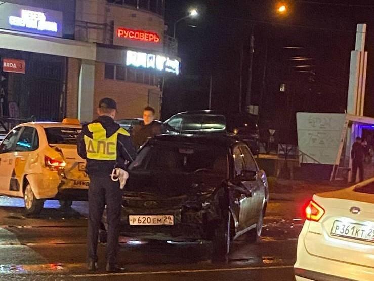 В Сети сообщили о массовой аварии в центре Архангельска