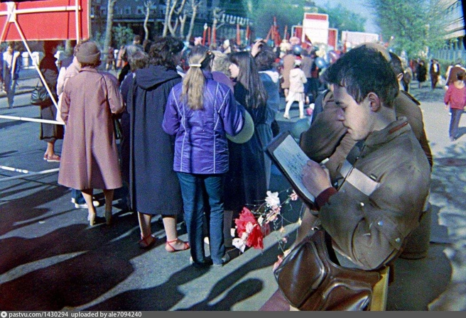 Единично сохранились и цветные фотографии праздничной демонстрации. Например, этот снимок сделан 1 мая 1985 года на улице Каляева (сейчас — Семинарская) | Источник: Алексей Марков / pastvu.com