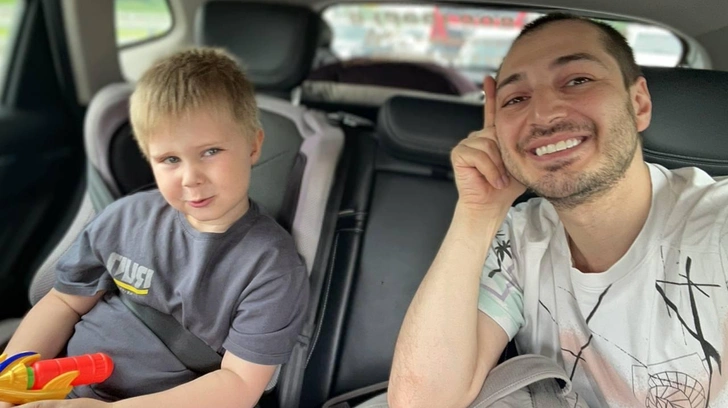 Иосиф с удовольствием проводит время с сыном