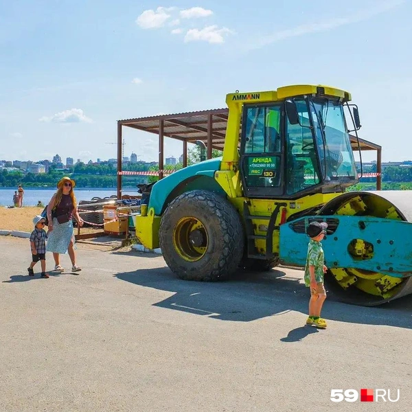 У входа на пляж вас встречает каток | Источник: Тимофей Калмаков / 59.RU