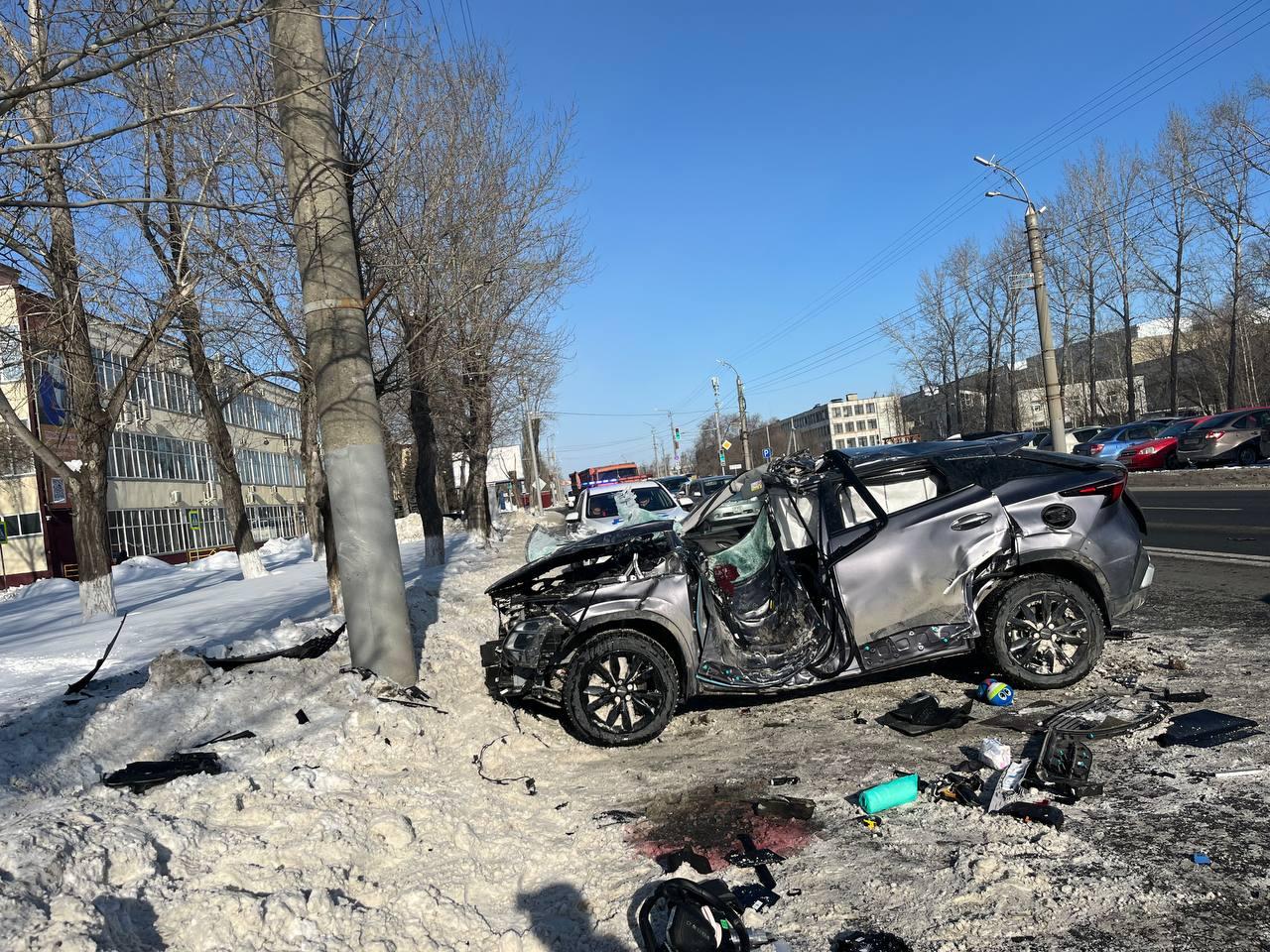 В Кургане водитель OMODA врезался в столб 