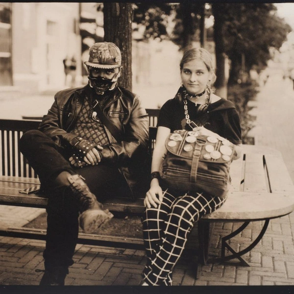 Герои современности, запечатленные на старинную фотокамеру | Источник: Дмитрий Островский / vk.com