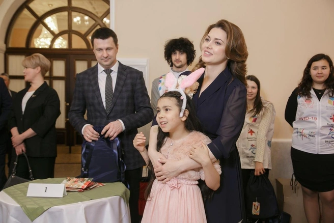 Каринэ Хабирова на детской новогодней елке | Источник: Каринэ Хабирова / Vk.com