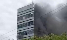 Кричат о помощи, разбивают стекла и ждут пожарных: 9 человек заблокированы в полыхающем НИИ «Платан»