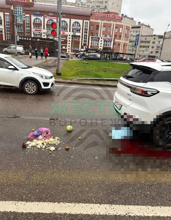 ДТП произошло на пешеходном переходе или недалеко от него | Источник: Жесть Воронеж / t.me