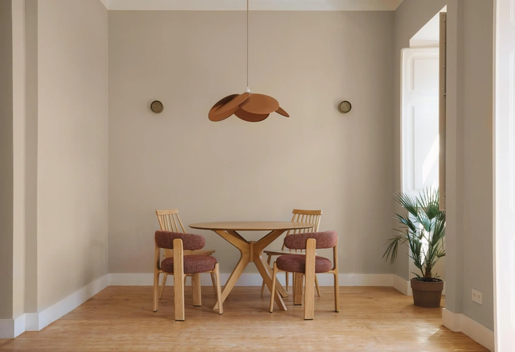 Бра, Nook. Стулья, Kave Home. Обеденный стол, La Redoute. | Источник: Елена Дильдина