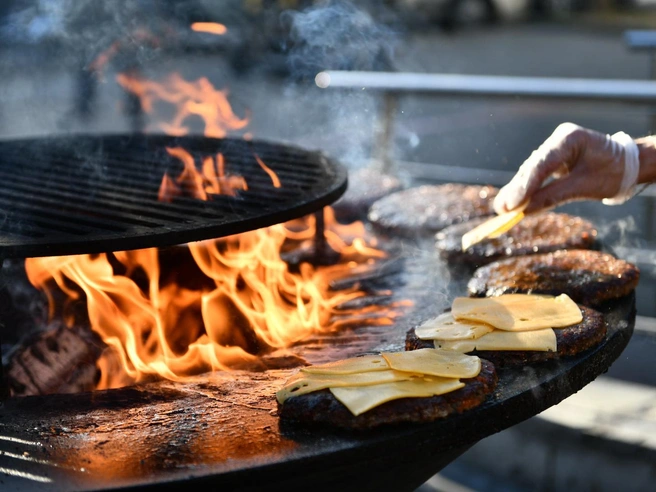 Ни один гриль не сравнится с пышными и ароматными домашними котлетами. Для их приготовления достаточно применить советы из проверенной классической литературы. | Источник: Дмитрий Емельянов / E1.RU