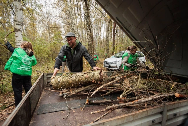 Более трёхсот петербуржцев поучаствовали в большой уборке территории Новоорловского заказника | Источник: ГК «Ленстройтрест»
